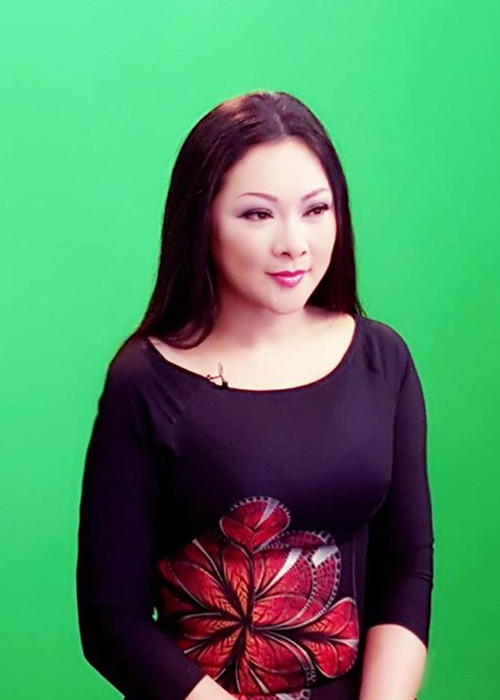 Hình ảnh Như Quỳnh trong một buổi chụp ảnh quảng cáo. Nhờ giảm cân, nữ ca sĩ hải ngoại trông trẻ hơn so với độ tuổi 46.