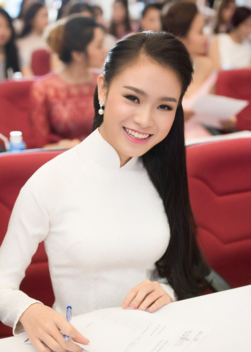 Phùng Bảo Ngọc Vân đến từ Hà Nội. Cô cao 1m72, nặng 52kg và sở hữu số đo ba vòng: 83-63-93.