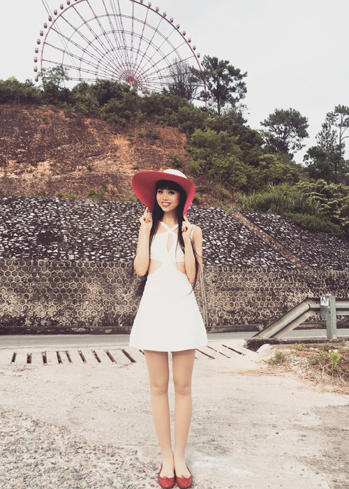 Chia sẻ về lần đầu tiên khám phá vịnh Hạ Long, Jessica Minh Anh cho biết rằng nơi đây rất đẹp và thật đáng tự hào.