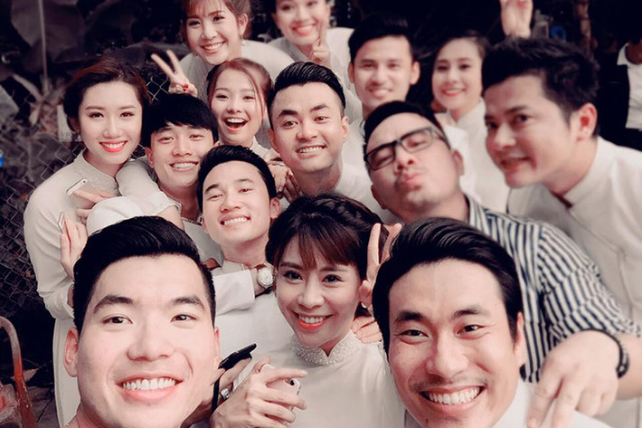 Đội phù dâu, phù rể chụp ảnh kỉ niệm trong đám hỏi Ngọc Lan - Thanh Bình.