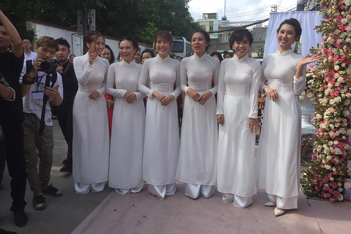 Đội hình bên tráp của nhà gái gồm những cô gái xinh đẹp. Tất cả đều diện áo dài tông màu trắng.
