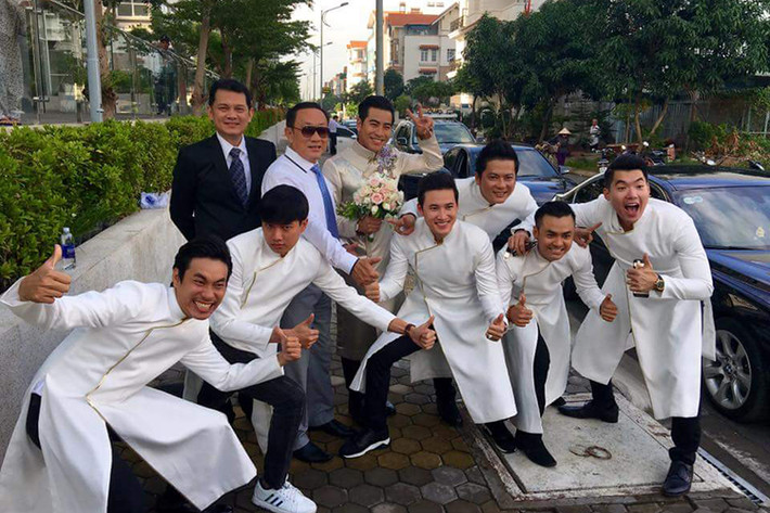 Dàn phù rể của lễ ăn hỏi gồm một số diễn viên: Kiều Minh Tuấn, Trương Nam Thành, Quốc Trường...