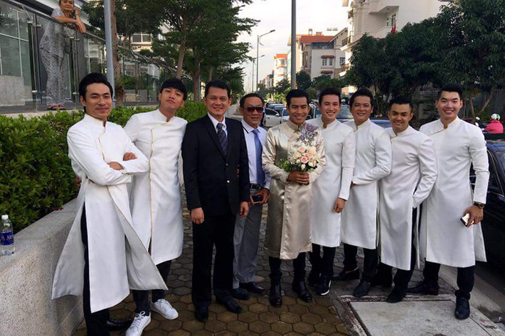 Nghệ sĩ Hữu Châu (vest đen) làm chủ hôn cho đám hỏi. Trong ảnh, nam nghệ sĩ cùng Thanh Bình và dàn phù rể lên đường đến nhà gái.