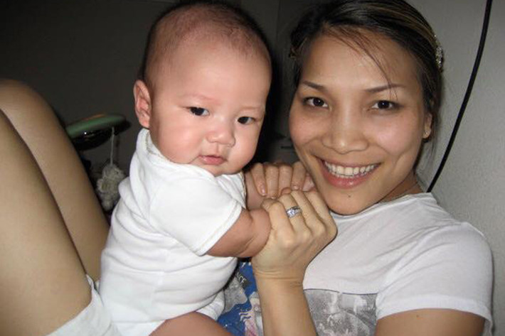 Cậu nhóc vui đùa cùng mẹ vào thời điểm 4 tháng tuổi.
