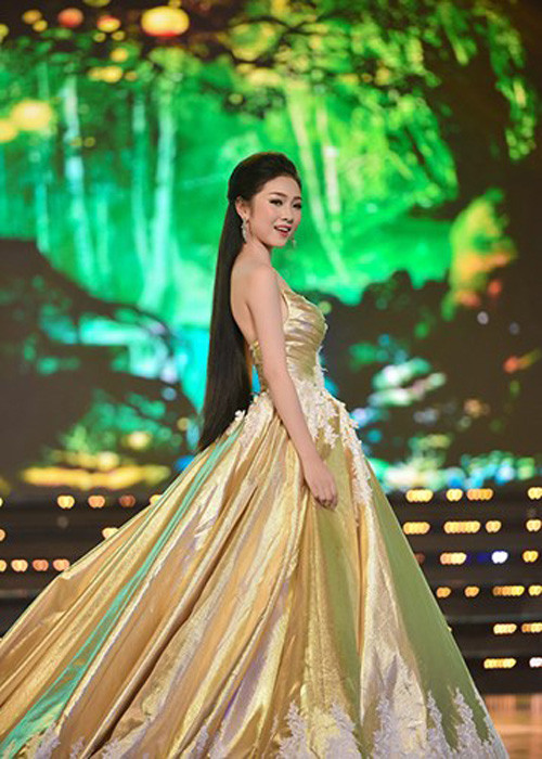 "Bản sao" Hoa hậu Nguyễn Thị Huyền sở hữu vẻ đẹp đậm chất Á đông với gương mặt tròn trịa, phúc hậu. Kiều Vỹ còn tạo ấn tượng với hình thể khá chuẩn (chiều cao 1m71 và số đo ba vòng: 83-61-90).