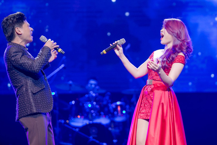 Mỹ Tâm đã song ca cùng Tấn Minh qua ca khúc “Em và tôi” của nhạc sĩ Thanh Tùng. Nữ ca sĩ cho biết, cô cảm thấy may mắn vì có anh trong đêm nhạc của mình.