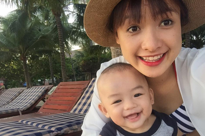 Con trai Lê Bê La có tên thân mật là Monkey. Vào tháng 3 vừa qua, nữ diễn viên phim “Cổng mặt trời” chính thức giới thiệu bé Monkey đến người hâm mộ. Gần đây, Lê Bê La thỉnh thoảng đăng tải hình ảnh đời thường bên nhóc tì kháu khỉnh, đáng yêu của mình.