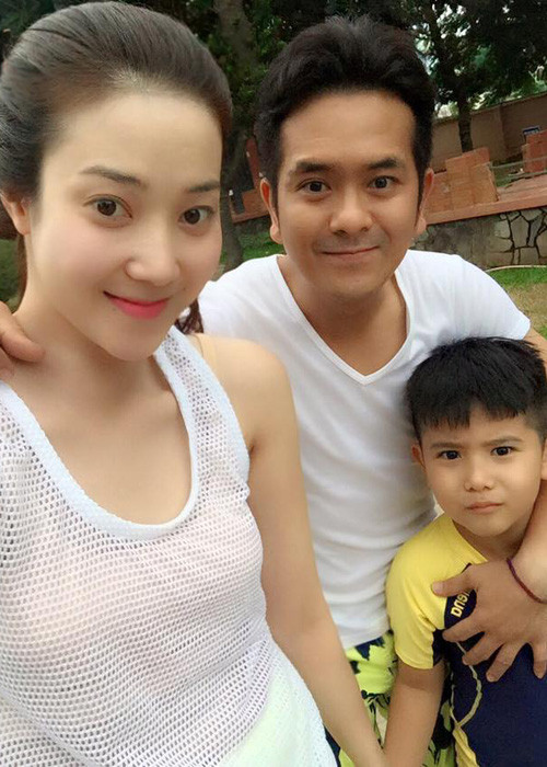 Với diễn viên Hùng Thuận, anh kết hôn với một cô gái ngoài nghề tên Thanh Vân năm 2008. Không lâu sau đó, cặp đôi chào đón con trai đầu lòng Kim Bảo. Năm 2015, Hùng Thuận tiết lộ đã anh và vợ không còn sống chung được 2 năm. Tuy nhiên, đầu năm nay, cả hai tái hợp.