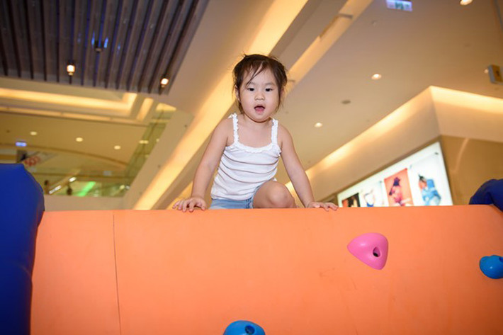 Cherry mạnh dạn khám phá các trò chơi trong ngày hội. Minh Hà tiết lộ cô tôn trọng sở thích và cá tính của con nên hướng Cherry theo phong cách năng động.