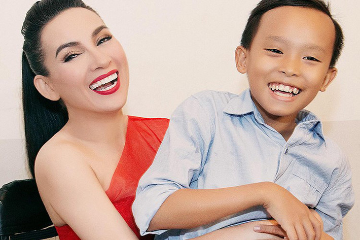 Khi biết tin được nhập học từ mẹ nuôi, quán quân Vietnam Idol Kids cảm thấy rất vui. Bé không quên gửi lời cám ơn đến mẹ nuôi và hứa sẽ cố gắng học thật giỏi để không phụ lòng nữ ca sĩ.