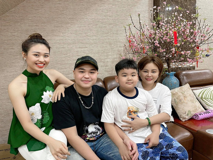 Gần đây, khi Duy Phương tố con trai Duy Phước vô tâm, Lê Giang nhắn nhủ đến con: “Đâu phải ai cũng có trách nhiệm làm con là phải nuôi cha, mẹ đâu. Vậy mình đẻ ra mình đòi trả công nuôi dưỡng thì mình sinh nó ra làm gì. Hay mình đang áp lực con mình, để được gì? Con ơi không nên buồn... Con ơi cố gắng lên, mẹ sống vì các con, mẹ là mẹ, mẹ phải là chỗ dựa vững chắc, con nuôi bản thân con mạnh khỏe, hạnh phúc là mẹ vui rồi. Vì mẹ đẻ con ra, riêng bản thân mẹ không cần gì, chỉ cần tụi con mạnh khỏe. Nếu ai có nghĩ gì thì con vẫn là con của mẹ và mẹ rất hãnh diện vì con. Con tự lo cho gia đình nhỏ hiện tại của con là mẹ vui lắm”.