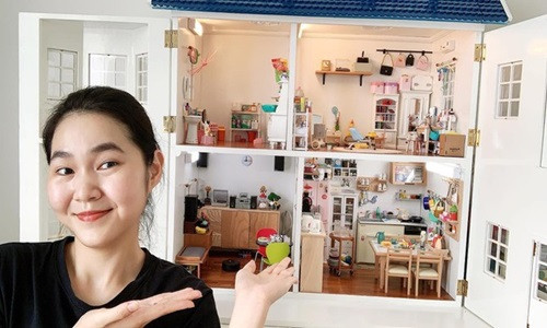 Đó là lời giới thiệu của Nguyễn Thuỵ Trà My, sinh năm 96, hiện sống và làm việc tại TPHCM. Cô bạn là tác giả của ngôi nhà mini đang khiến cộng đồng mạng thích thú mê mẩn. Dù tự nhận “nhà nhỏ nên đồ đạc hơi lỉnh kỉnh” nhưng nhiều bạn trẻ vẫn hết lời khen “cơ ngơi” tí hon này là ngôi nhà trong mơ lý tưởng, bởi mọi thứ đều rất sống động cũng như cách sắp xếp hài hòa từ đồ đạc đến tông màu.