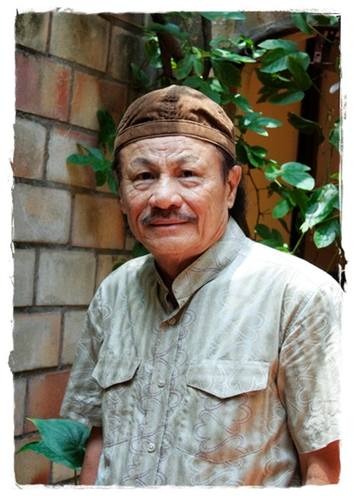 Sau thời gian chống chọi bệnh ung thư phổi, đạo diễn Lê Cung Bắc qua đời vào sáng ngày 13/6 ở tuổi 75. Sinh thời, ông có nhiều cống hiến cho nghệ thuật. Theo PLO, đạo diễn Lê Cung Bắc tốt nghiệp cao học quản trị kinh doanh nhưng do rất mê kịch, nên ngay từ khi còn học đại học, ông thường xuyên tham gia kịch nghệ. Sau khi tốt nghiệp đại học năm 1970, Lê Cung Bắc về Sài Gòn học cao học, vừa viết báo vừa tham gia diễn kịch cho Đài Truyền hình Sài Gòn. Sau năm 1975, ông hoạt động một thời gian ở Sân khấu kịch Bông Hồng rồi chuyển hẳn sang hoạt động điện ảnh. Ảnh: VTV