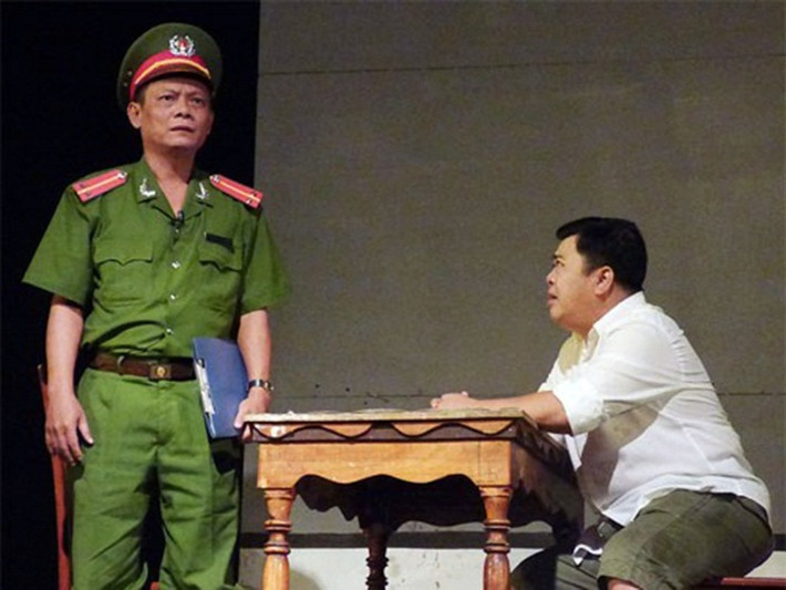 Khi hài tạm lắng, Tấn Hoàng được nghệ sĩ Phước Sang gọi về kịch Sài Gòn rồi gần như là cái tên bán vé của kịch Sài Gòn, dù vai chính hay phụ. Ngoài diễn kịch, anh còn đóng phim, tham gia gameshow. Ảnh: Petrotimes