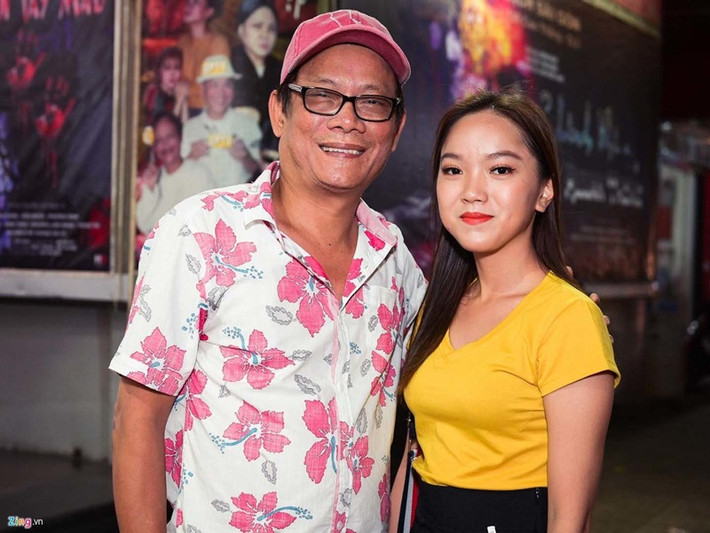 Vợ chồng Tấn Hoàng có hai người con: 1 trai, 1 gái, 3 cháu nội, 3 cháu ngoại, trong đó là 1 cháu trai, 6 cháu gái. Trong ảnh là nghệ sĩ Tấn Hoàng bên cháu nội. Ảnh: Zing