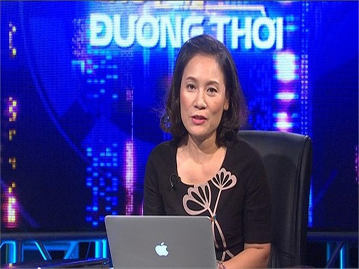 Theo VTV, chồng của nhà báo Tạ Bích Loan họ Khuất, là người Việt 100%. Cả hai kết hôn khi còn là nghiên cứu sinh ở Nga. Tạ Bích Loan sinh con gái đầu lòng Ly Na năm 1992 rồi cùng chồng trở về Việt Nam sinh sống. Năm 2009, cô sinh cậu con trai thứ hai Hoàng Minh. Ảnh: VTV