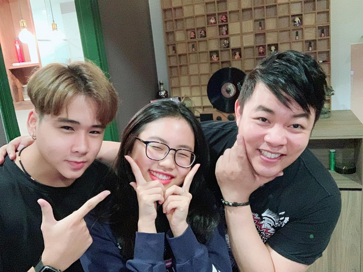 Trên fanpage, ca sĩ Quang Lê vừa đăng tải loạt ảnh vui vẻ bên hai con nuôi: Phương Mỹ Chi và Quang Nhật.