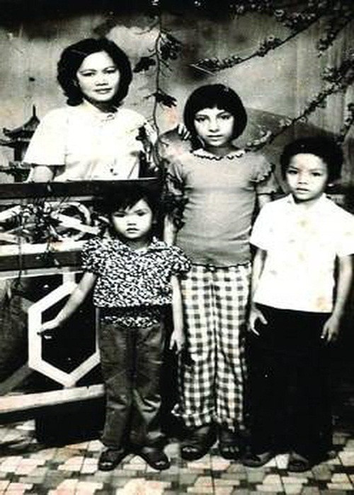 Năm Phi Nhung 1 tuổi, mẹ của cô đi thêm bước nữa. Khoảng 1-2 năm mẹ của Phi Nhung mới về thăm nhà một lần. Mẹ của Phi Nhung cũng thường gửi tiền về cho bà ngoại để nuôi Phi Nhung. Ảnh: Người đưa tin