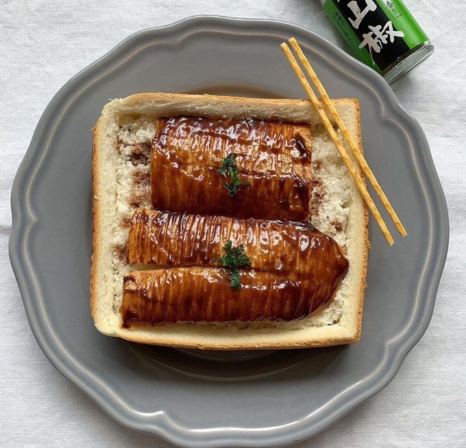 Hay món cơm lươn nướng tạo hình trên bánh mì với phần cơm làm bằng ruột bánh và phần lươn nướng làm từ nửa trên ổ bánh mì baguette. Sốt lươn thực tế là sốt chocolate và bơ đậu phộng, được Eiko dùng dĩa phết lên mặt "lươn", sau đó trang trí một ít ngò tây trên bề mặt.