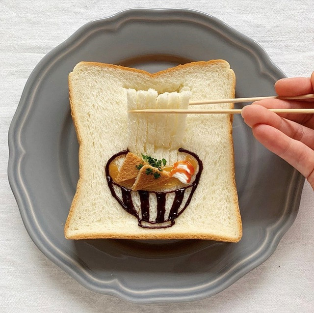 "Bánh mì Udon" chính là tác phẩm mà Eiko tâm đắc nhất, lấy ý tưởng từ món mì Kitsune Udon gồm nước dùng dashi, đậu hũ chiên, bánh cá narutomaki và hành lá bày bên trên. Hình ảnh sợi mì được làm nổi tạo hiệu ứng thị giác như được gắp lên khỏi tô.
