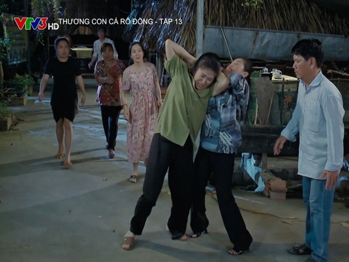 Thấy chị gái bị đánh ghen, Lắm lao vào cứu. Sau đó, Thương phơi bày chuyện bị ông chủ sàm sỡ nhưng cam chịu vì muốn làm việc kiếm tiền. Ảnh: Phụ nữ Việt Nam