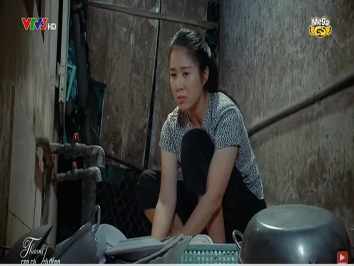 Diễn viên Lê Phương đóng chính phim "Thương con cá rô đồng" đang lên sóng trên VTV. Nhân vật của cô là Thương - người chị cả trong gia đình lo cho đàn em thơ dại. Ảnh: Tiền Phong