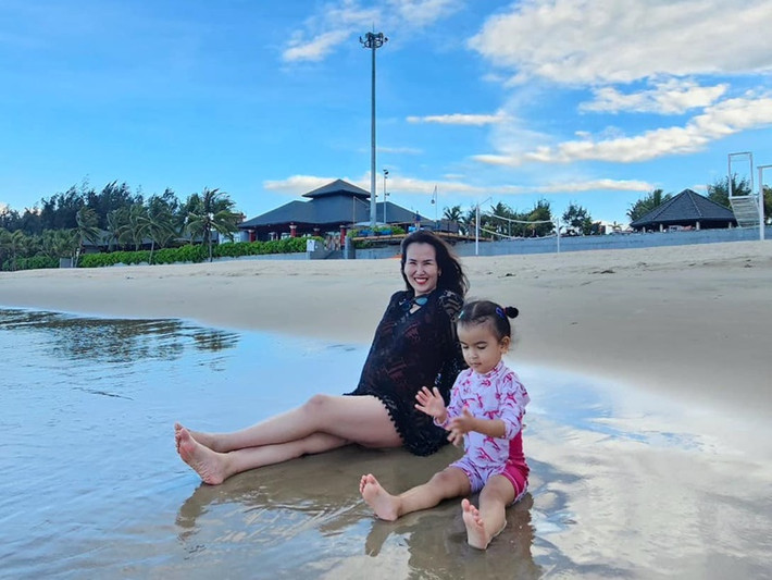 Đang mang thai 22 tuần, Võ Hạ Trâm đưa bé Moon đi nghỉ dưỡng. Nữ ca sĩ chia sẻ: "Điều tuyệt vời nhất khi làm mẹ là được trải nghiệm cùng con khôn lớn. Và điều tuyệt vời nhất khi mang thai đó là tận hưởng những phút giây thật thư giãn, thật hạnh phúc cho bản thân và cho cả em bé trong bụng".