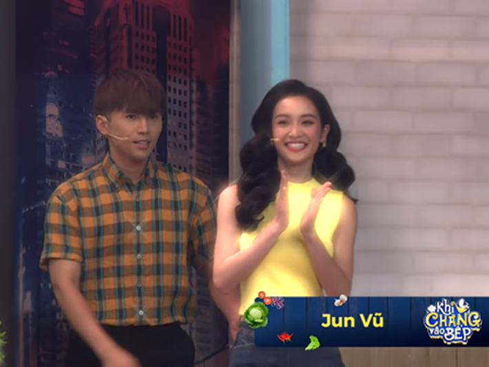 Jun Vũ phủ nhận tin đồn hẹn hò Will. Dân Việt dẫn lời nữ diễn viên: "Chơi thân với một người bạn rồi bị người ta hiểu lầm là hai người yêu nhau, tự dưng mình thấy điều đó rất buồn cười vì nó không thể nào trở thành sự thật được". Ảnh: HTV.