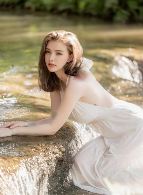 8 năm trước, bộ ảnh "nữ thần tắm suối" gợi cảm giúp Jessie Vard nhận được sự chú ý của nhiều cư dân mạng.