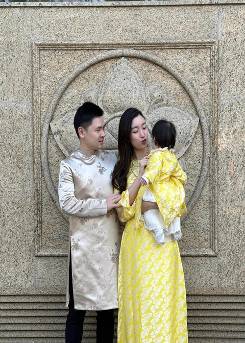 Đỗ Mỹ Linh từng chia sẻ, cô sống chung với bố mẹ chồng, bà nội. Người đẹp cũng cho biết, cô được mẹ chồng chỉ dạy nhiều thứ trong thời gian mới về làm dâu.