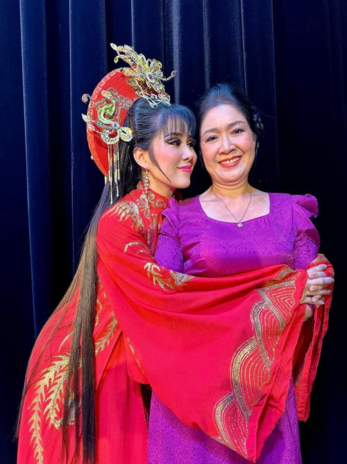 Bà Bạch Lê sát cánh bên Lê Phương và hiểu tất cả những đau khổ mà con gái trải qua.