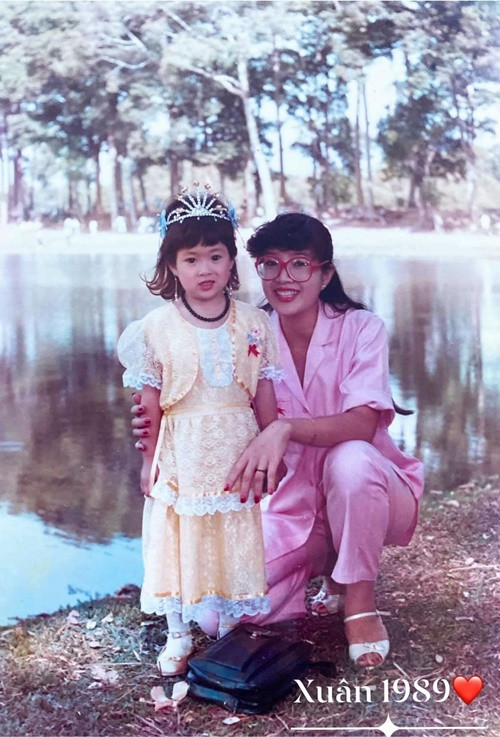 Mẹ ruột Lê Phương mặc sành điệu năm 1989.