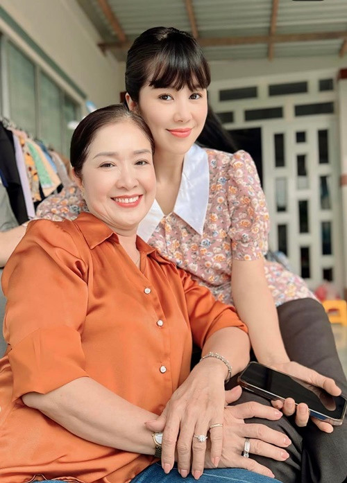 Từ gương mặt xinh đẹp cho tới dáng vóc, Lê Phương đều thừa hưởng từ mẹ.