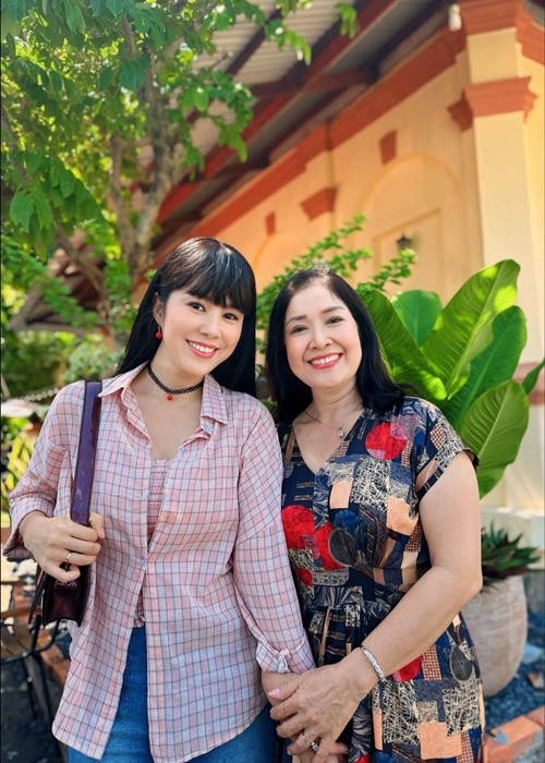 Mới đây, trên trang cá nhân, diễn viên Lê Phương đăng tải hình ảnh bên mẹ ruột đồng thời viết: "Vậy là xong đợt quay ở Vĩnh Long, về nạp năng lượng cho chặng tiếp theo ở Sa Đéc, An Giang. Châu - một nhân vật nhiều màu sắc cùng với tạo hình cô gái năm 2000, Phương nhận được cơn mưa lời khen: 'Mẹ đẹp hơn em đó Phương'".