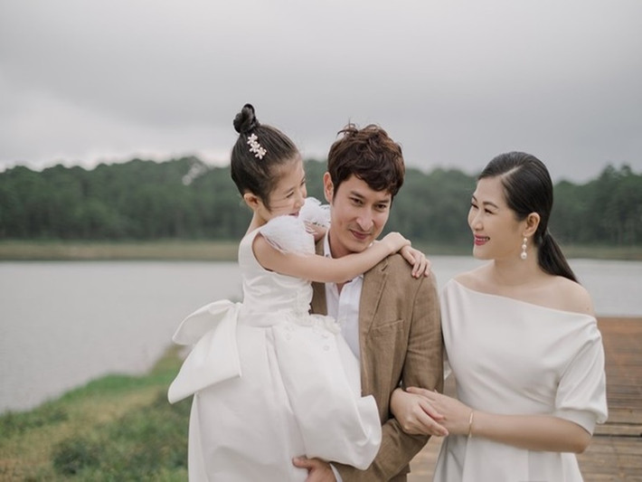 Tháng 3/2024, Huy Khánh - Mạc Anh Thư bị đồn ly hôn khi Mạc Anh Thư cùng con gái sang Phần Lan sống, đồng thời cựu người mẫu có một số status tâm trạng. Phía Huy Khánh phủ nhận hôn nhân rạn nứt.