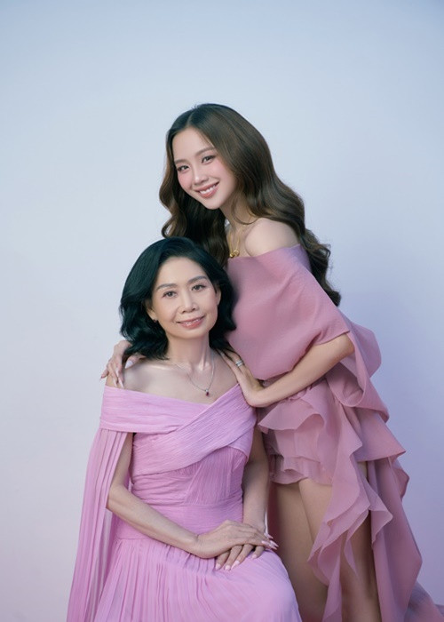 Nhân dịp sinh nhật, Hoa hậu Bảo Ngọc khoe mẹ ruột trẻ đẹp, làm bác sĩ.