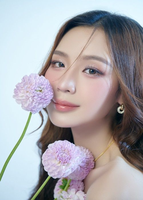 Trước khi vào showbiz, Bảo Ngọc đạt được nhiều thành tích học tập như chứng chỉ IELTS 8.0, học bổng SEED do Chính phủ Canada tài trợ, học bổng Nhà lãnh đạo Liên doanh của Quest Venture Singapore, Sinh viên 5 tốt, Trợ lý nghiên cứu khoa Quản trị Kinh doanh, đồng tác giả đề tài kinh tế đạt giải 3 Hội nghị Sinh viên Nghiên cứu khoa học.