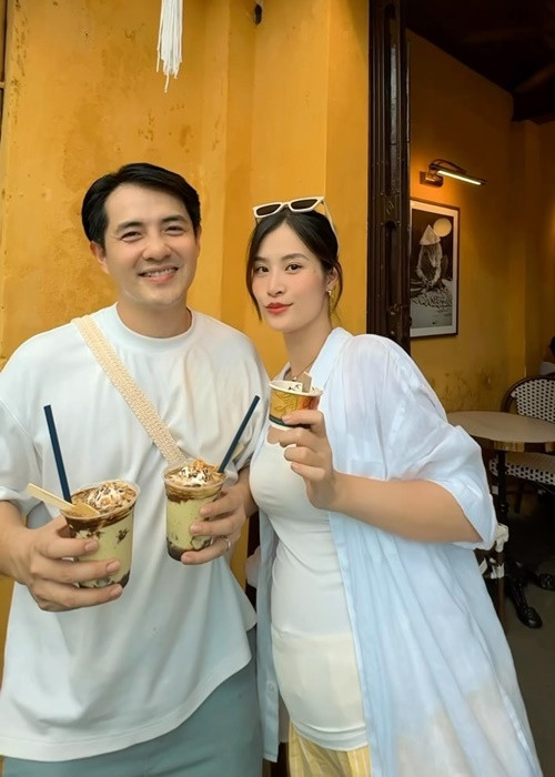 Nữ ca sĩ "bế bụng bầu" đi thưởng thức ẩm thực ở Hội An.