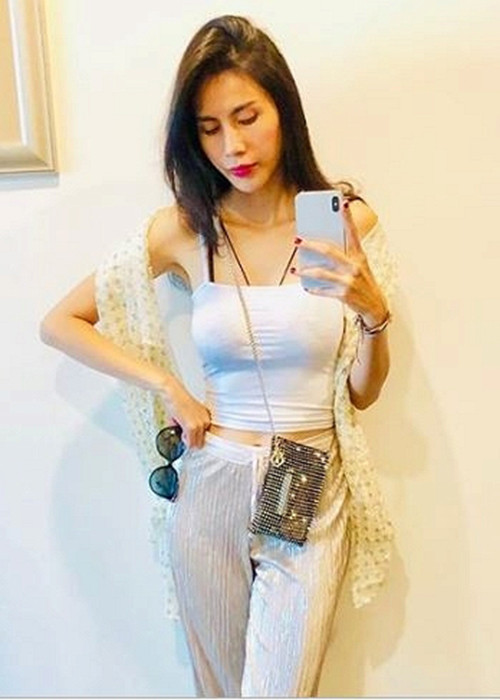 Mới đây, trên trang cá nhân, nữ ca sĩ Thủy Tiên cập nhật hình ảnh của mình. Trong bức ảnh mới nhất, cô diện áo hai dây, để lộ cánh tay gầy gò, khẳng khiu và phần xương quai xanh.