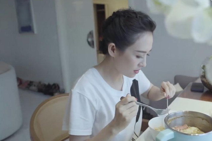 Mới đây, trên trang cá nhân, Chương Tử Di đăng tải clip ở hậu trường liên hoan phim Cannes 2019.