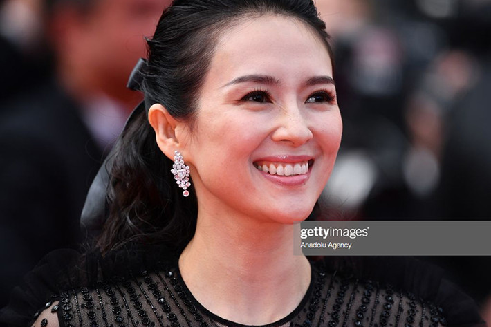 Khi yêu Uông Phong, Chương Tử Di không nhận được sự ủng hộ của người hâm mộ bởi Uông Phong từng qua 2 lần đò và có con riêng. Tuy nhiên, Chương Tử Di chưa bao giờ bận tâm đến quá khứ của chồng.