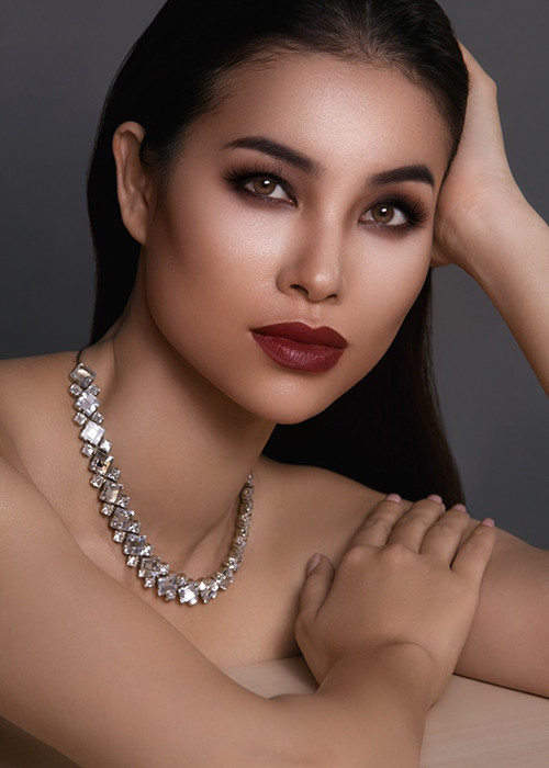 Phạm Hương vừa chia sẻ loạt ảnh bán nude gợi cảm của mình đến người hâm mộ.