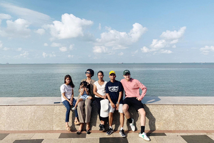 Hồi tháng 4/2019, cư dân mạng từng cho rằng chàng trai lạ mặt đi du lịch cùng H'hen Niê chính là bạn trai của người đẹp.