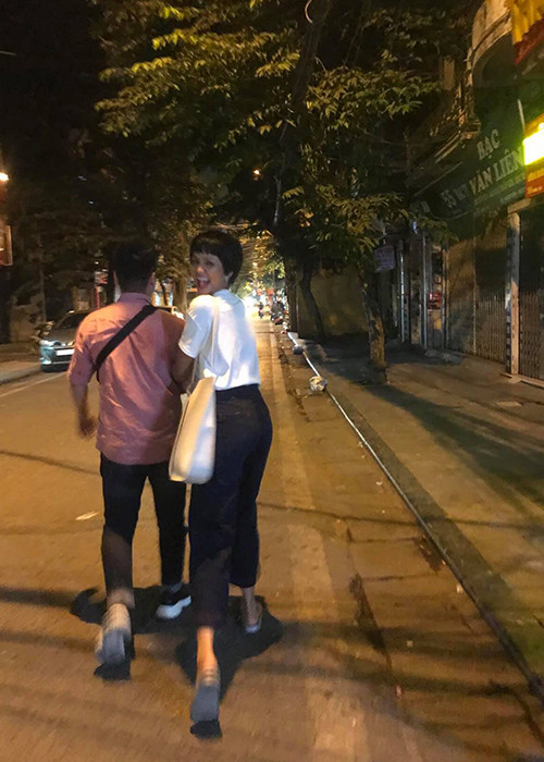 Trên trang cá nhân, H'hen Niê vừa đăng tải hình ảnh một chàng trai giấu mặt trên phố Hà Nội.