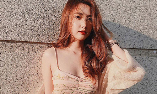 Lê Thị Thanh (23 tuổi, sống tại TP.HCM) được nhiều người cho là đang hẹn hò với thủ môn Bùi Tiến Dũng. 9X sở hữu gương mặt ưa nhìn cùng thân hình quyến rũ. Gần đây, thay vì diện những bộ đồ theo phong cách dễ thương, nữ tính thường thấy, Lê Thị Thanh - bạn gái tin đồn của thủ môn Bùi Tiến Dũng hay xuất hiện với hình ảnh quyến rũ, gợi cảm hơn. Cô không ngại mặc những trang phục ôm sát, khoe lợi thế hình thể.