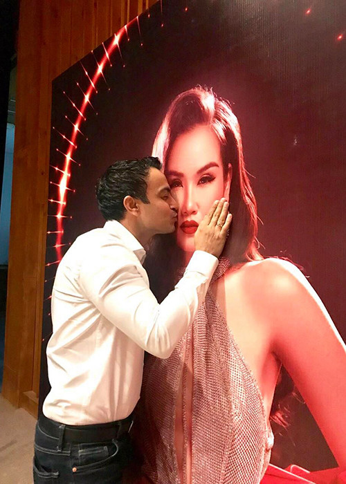 Mới đây, Võ Hạ Trâm họp báo cho liveshow kỷ niệm 12 năm ca hát của bản thân. Tại sự kiện, ông xã của nữ ca sĩ bày tỏ cảm thấy tự hào về vợ.