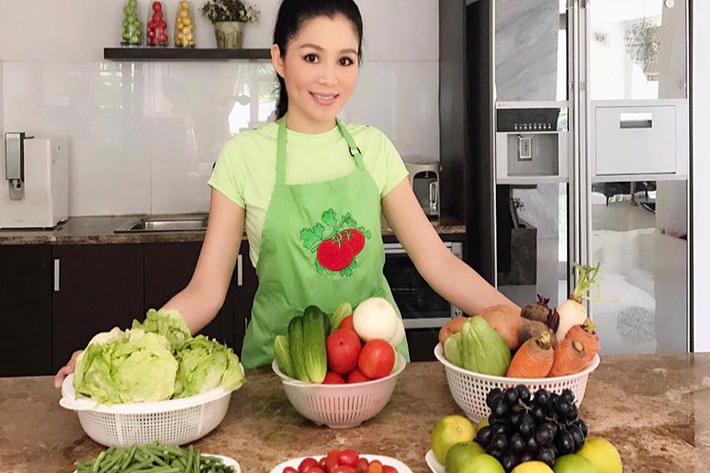 "Và điều quan trọng hơn không ai có thể đi cùng mình mỗi chặng đường hay cả cuộc đời này bằng vợ", nam MC chia sẻ.