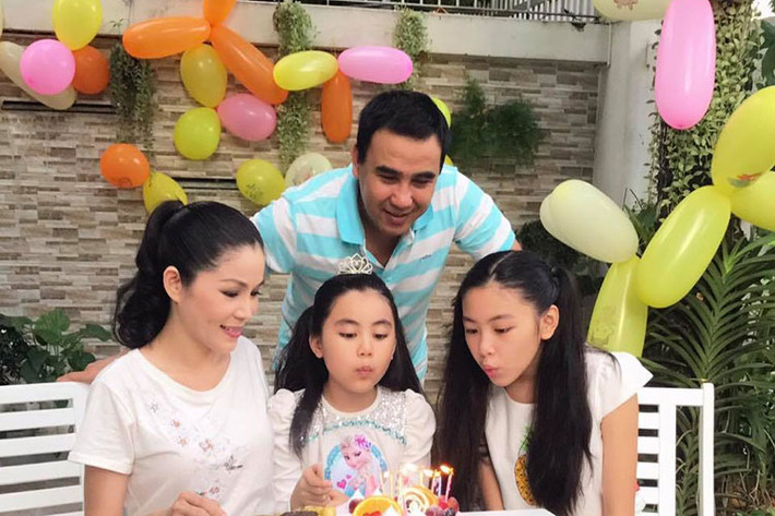 Gần đây, Quyền Linh bất ngờ chia sẻ ý định rời showbiz vì cảm thấy mệt mỏi, không chịu nổi được thi phị cho rằng anh ham tiền, ham danh vọng về công việc từ thiện. Đông đảo khán giả mong Quyền Linh sẽ suy nghĩ lại vì bên anh có rất nhiều người ủng hộ như gia đình, bạn bè và đồng nghiệp.
