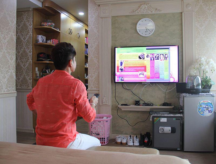 Căn hộ của Lương Gia Huy rộng 150m2, gồm 3 phòng ngủ được thiết kế theo phong cách hiện đại, tông màu kem chủ đạo. Tại phòng ngủ, Lương Gia Huy trang bị tivi thư giãn khi rảnh.