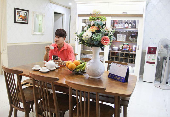 Nam ca sĩ sử dụng bàn ăn bằng gỗ đơn giản. Anh khá tỉ mỉ khi trang trí thêm bình hoa, trái cây thêm sinh động.